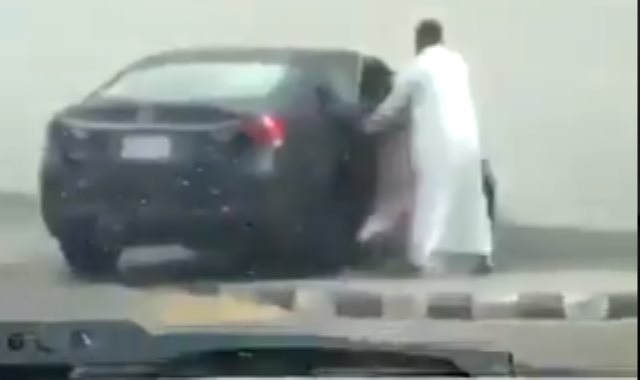 شخص يصفع طفلة ويضرب رأسها فى سيارته بالسعودية