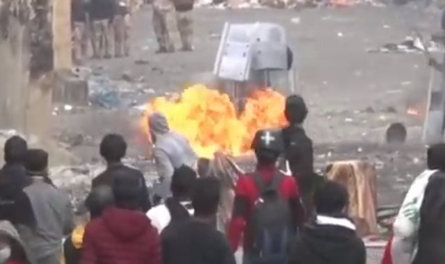 المتظاهرون يشعلون النار في رجال الأمن