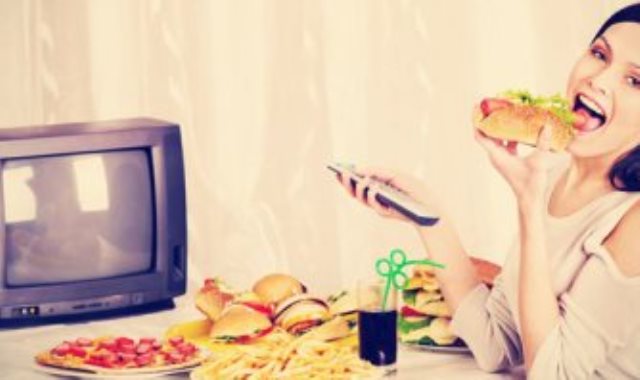 الأكل أمام التليفزيون