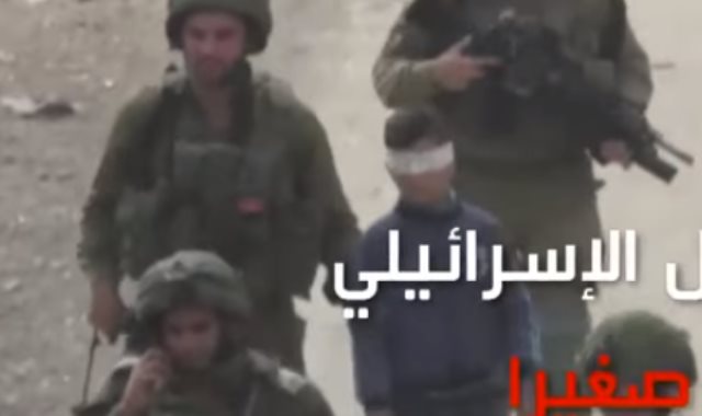 جنود الاحتلال أثناء القبض على الطفل الفلسطينى