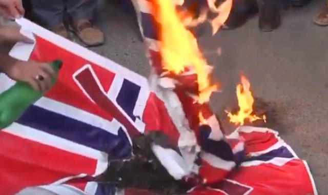 باكستانيون يحرقون الأعلام النرويجية