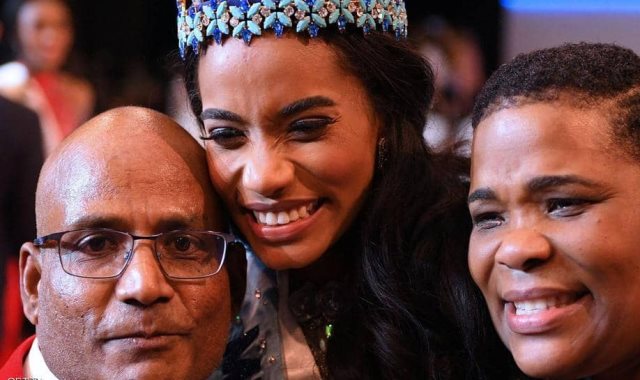 ملكة جمال العالم مع والديها