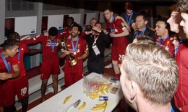 احتفال نجوم ليفربول بكأس العالم للأندية في غرفة خلع الملابس