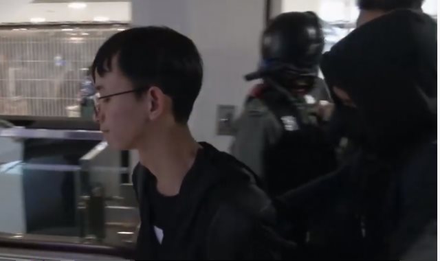 اشتباكات بين المتظاهرين وشرطة هونج كونج