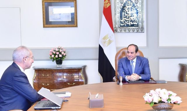 الرئيس السيسي والمهندس محمد يحيى زكي رئيس الهيئة العامة للمنطقة الاقتصادية لقناة السويس
