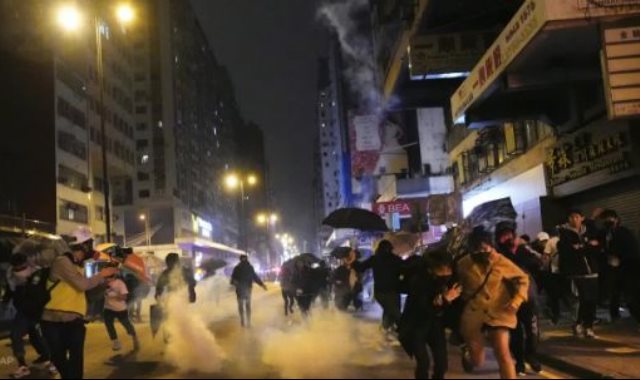 اطلاق الغاز المسيل للدموع على المتظاهرون فى هونج كونج 