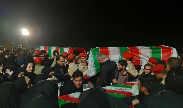 لحظة وصول جثمان الجنرال قاسم سليمانى إلى إيران
