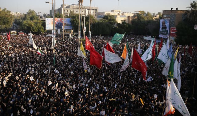 آلاف الإيرانيين يشيعون جثمان قاسم سليمانى بمدينة الأهواز 