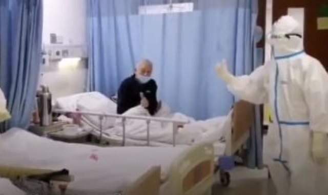 ممرضة صينية تغنى للمريضة
