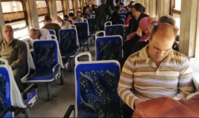 الهدوء يسيطر على قطار القاهرة - الزقازيق بدون زحامًا للركاب