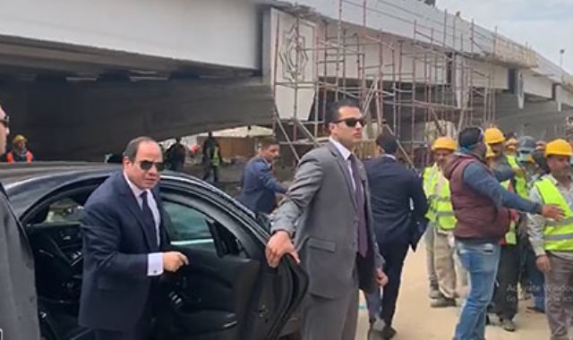 الرئيس عبد الفتاح السيسى مع العاملين في أحد المشروعات القومية
