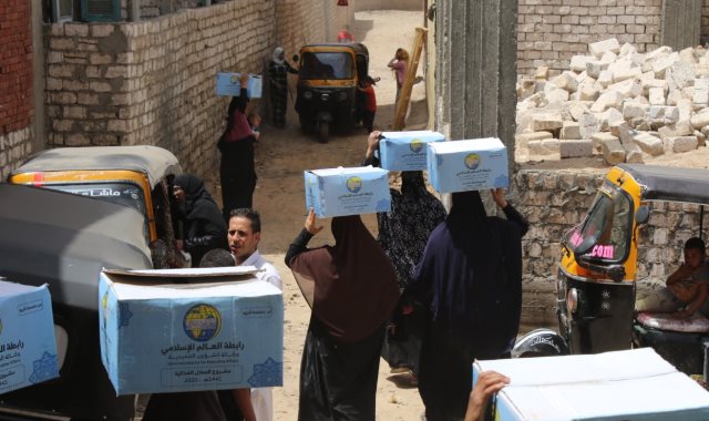 توزيع 4700 سلة غذائية لاغاثة متضررى كورونا بمصر