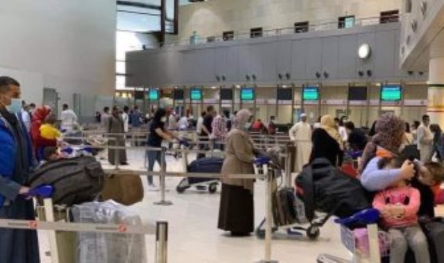المصريون العالقون خلال إنهاء إجراءات السفر بمطار الكويت