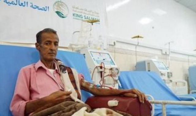 مواطن يمنى يتلقى العلاج