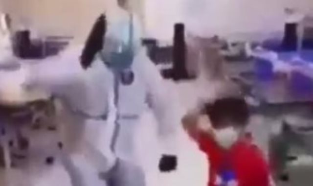 طفل عراقى يرقص بعد شفائه من كورونا