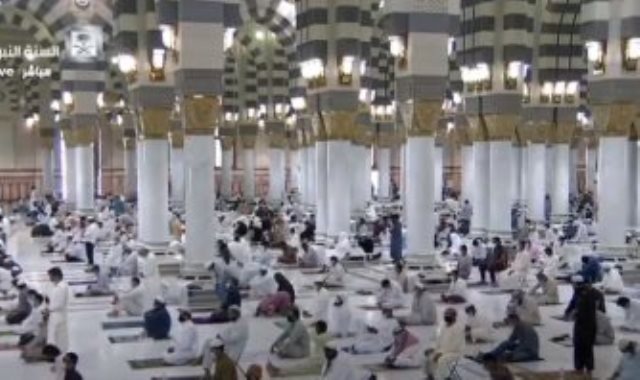 المصلون فى المسجد النبوى اليوم