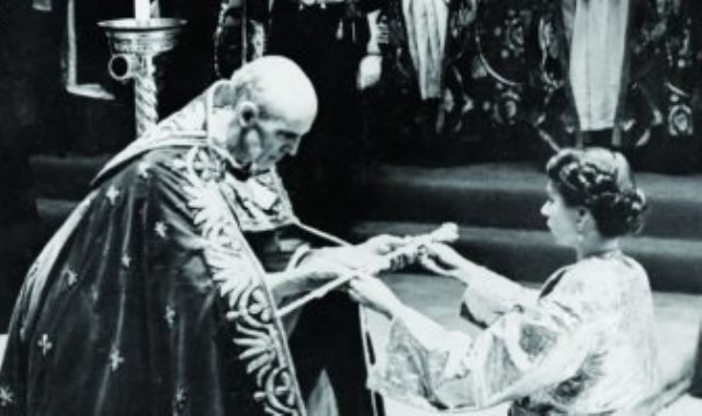 الملكة إليزابيث الثانية تتسلم صولجان العرش البريطانى