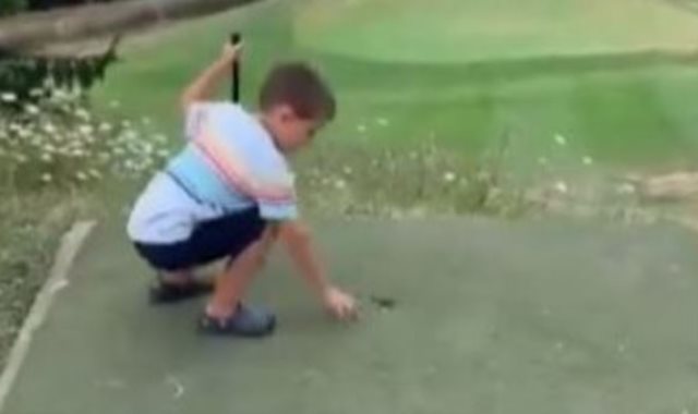 طفل يلعب الجولف