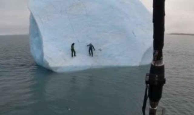 مغامرين يتسلقان جبل من الجليد