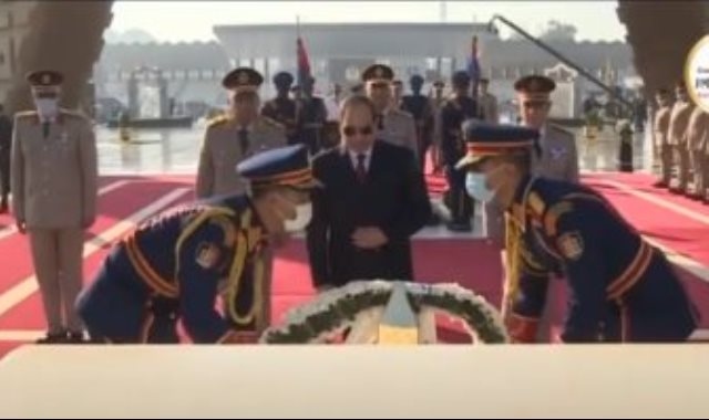 الرئيس عبد الفتاح السيسى يضع إكليل الزهور على قبر الجندى المجهول