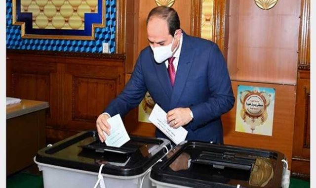  الرئيس السيسي يدلي بصوته في انتخابات مجلس النواب