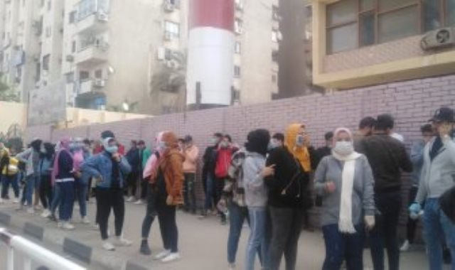 الناخبون أمام الجامعة العمالية في مدينة نصر بإعادة النواب
