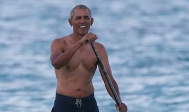باراك أوباما يستمتع بركوب الأمواج فى هاواى