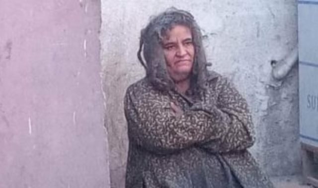 سيدة مسنة بلا مأوى