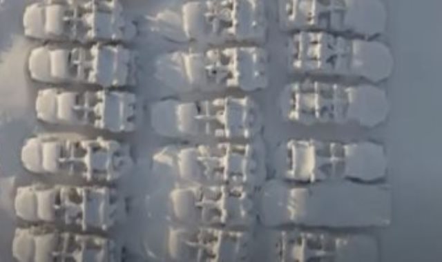الثلوج تغطى السيارات فى المدينة الروسية