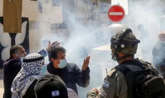 قوات الاحتلال الإسرائيلي تطلق الغاز