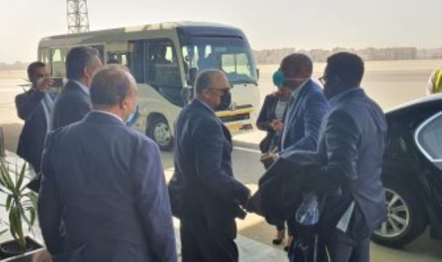 رئيس الكاف يصل مطار القاهرة