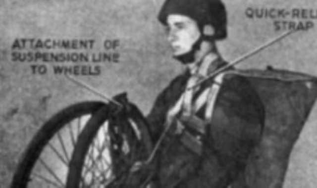 جندى يحمل دراجة قابلة للطىء