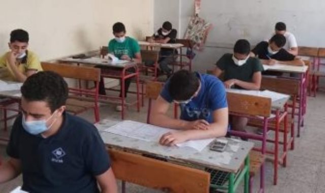 طلاب الشهادة الإعدادية بالقاهرة يؤدون امتحان الجبر والإحصاء