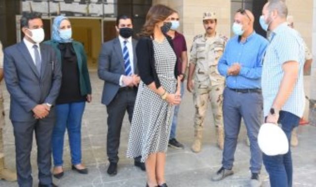 السفيرة نبيلة مكرم وزيرة الدولة للهجرة خلال زيارة للعاصمة الإدارية