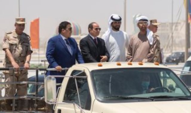 الرئيس السيسى والشيخ محمد بن زايد ومحمد المنفى خلال حفل افتتاح قاعدة 3 يوليو