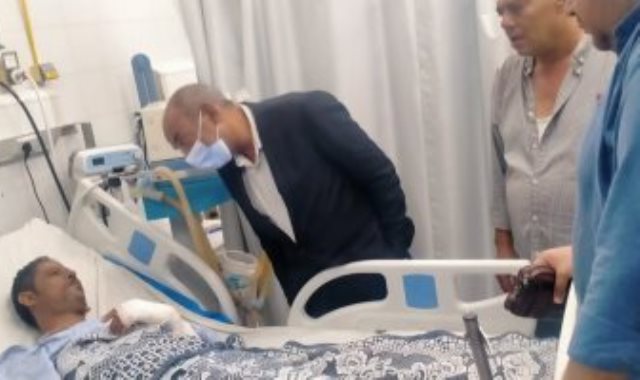 العميد عمرو فكرى رئيس مجلس مدينة ميت غمر يطمئن على المصابين