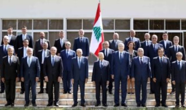 أعضاء حكومة لبنان مع الرئيس عون ورئيس البرلمان