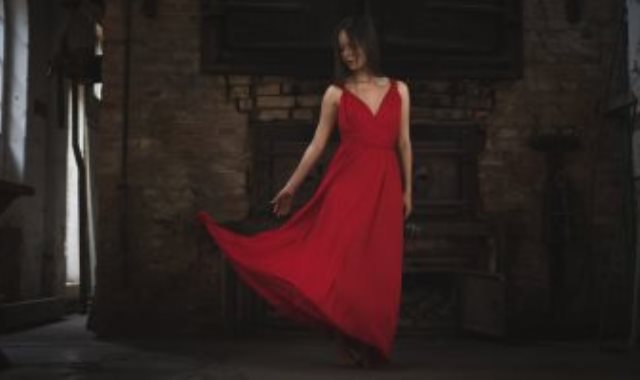 فستان أحمر