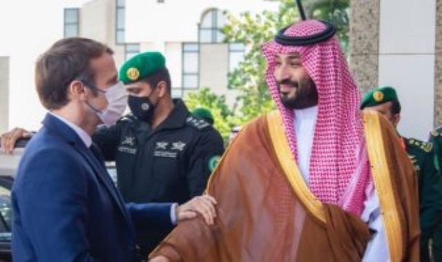 ولي العهد السعودي يستقبل الرئيس الفرنسي