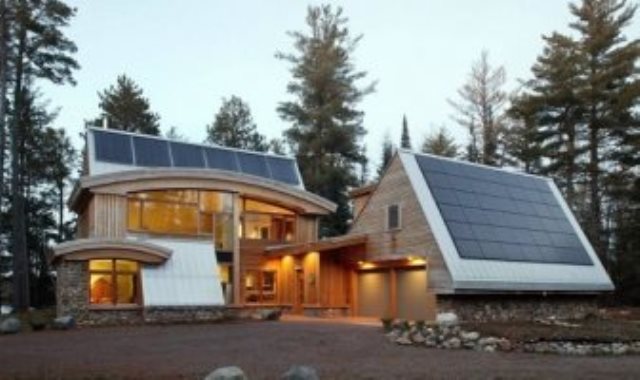 منزل يعمل بالألواح الشمسية