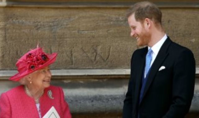 الأمير هارى مع جدته الملكة إليزابيث - أرشيفية