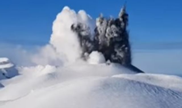 لحظة نشاط بركان إيبيكو