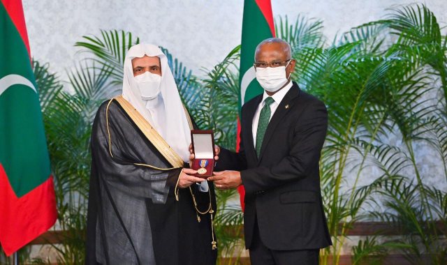 الرئيس المالديفي يقلد أمين عام رابطة العالم الأسلامى وسام شرف الجمهورية