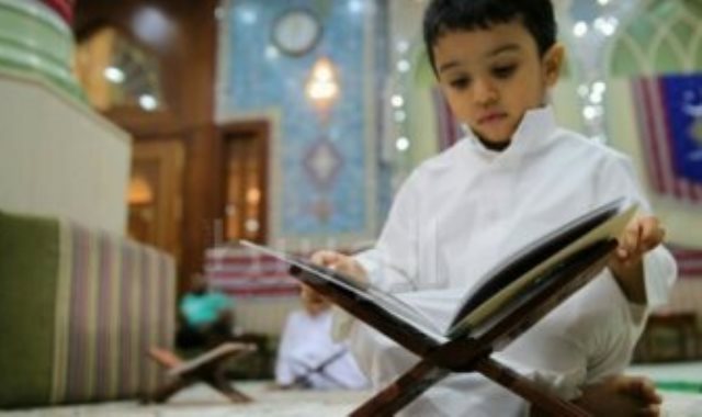 طفل يقرأ القرآن
