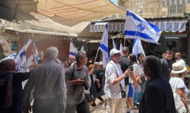 مستوطنون يرفع أعلام إسرائيل فى القدس الشرقية