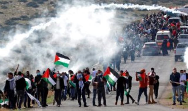 الاحتلال الإسرائيلي يطلق الغاز على فلسطينيين