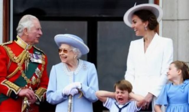 الملكة إليزابيث و عائلتها