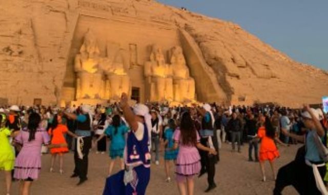 4000 سائح مصري وأجنبي يشهدون ظاهرة تعامد الشمس