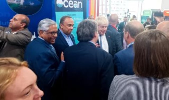 رئيس وزراء بريطانيا السابق يزور جناح المحيطات بقمة المناخ