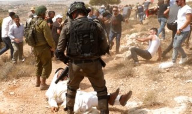 قوات الاحتلال الإسرائيلى تعتدى على فلسطينيين